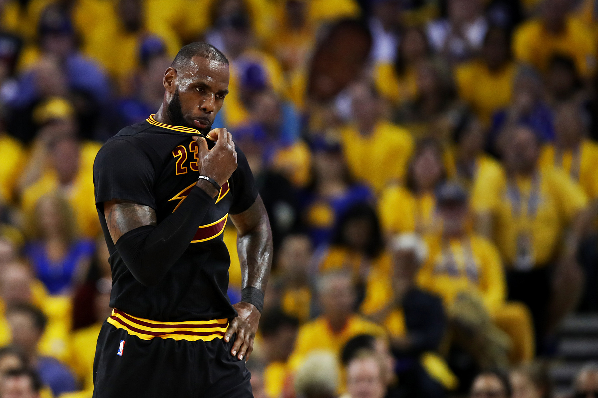 爱游戏体育-关于詹姆斯连续十场比赛得分超过比分优势明显，TES挑战极限！的信息